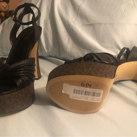 Michael kors sexy heels black with brown bottom with MK original design - Picture 6 of 9